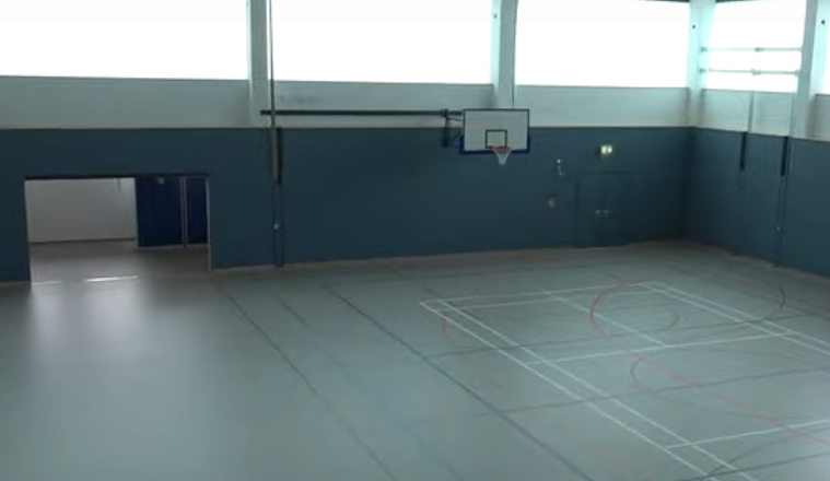 Wir haben eine Turnhalle!